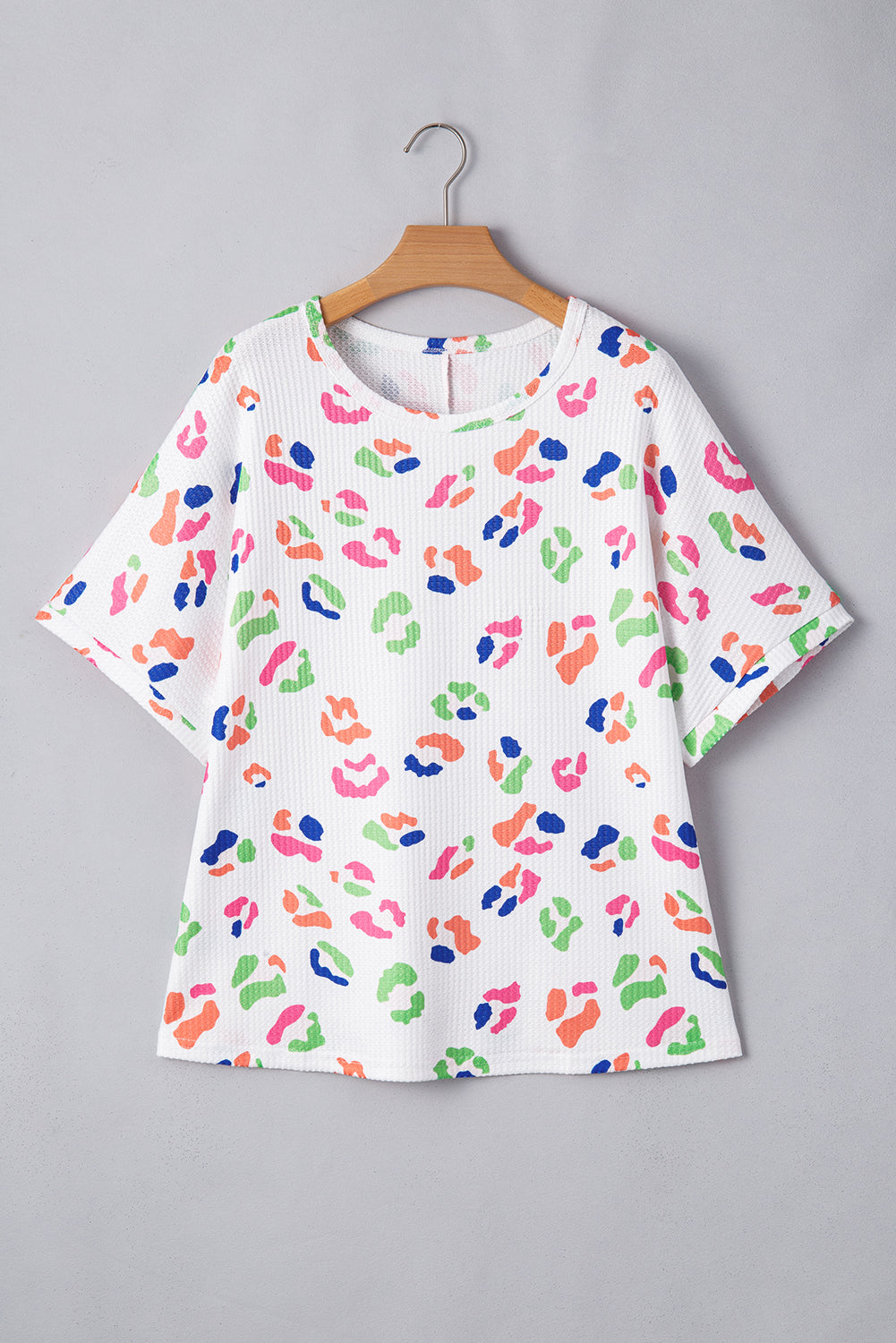White multicolor leopard top for women with short sleeves and a round neckline